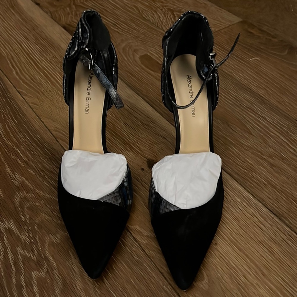 Alexandre Birman embossed navy suede heel!